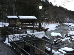 四万グランドホテルの前の四万川の河岸に河原の湯がありました。
公衆温泉だそうです。