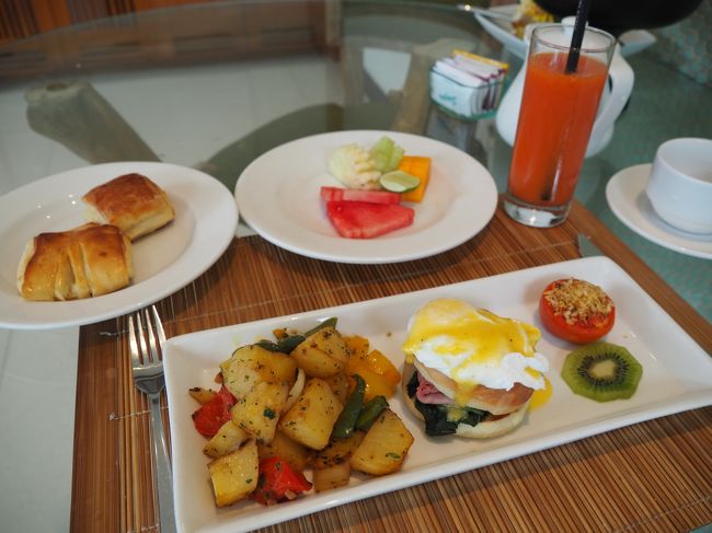 ヴィラは朝食付きでした。<br />あらかじめメニュー記入表を渡されて、前日の夕方までにフロントに出します。<br />ドリンク、メイン、パン、デザート、ドリンクからそれぞれ１品選べます。<br /><br />この日は、エッグベネディクト、デニッシュ、フルーツ、パパイヤジュースにしました。<br />味は美味しかったです！<br /><br />朝食を食べたあとはヴィラでダラダラしたり、プールでプカプカ浮いてました。<br />普段の旅行では観光でひたすら歩きまわるので、今回は私にとってはなんとも贅沢な旅ｗ