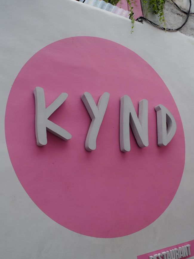 お昼くらいにインスタでチェックしてたkyndというカフェにやってきました。<br />ヴィラから歩いて10分くらい。<br />結構混雑してましたが、ギリギリ入れました。