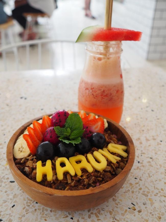 お目当てのスイカジュースと、スムージーボウルを頼みました！<br />可愛い！！！！一気にテンションが上がる。<br />スムージーボウルのアルファベット部分はマンゴーなんですが、名前なり好きな言葉を伝えるとそれにしてくれます。私は名前を入れてもらいました。