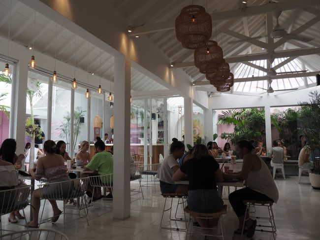 店内はこんな感じ。外の席もあります。<br />外はフォトスポットがいくつかあります。