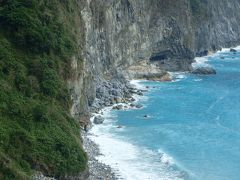 切り立った崖に青い海　沖縄みたいなきれいな青なのに、2時間ドラマに出てきそうな崖　沖縄より南になるから、青いのは当たり前と言えば当たり前なんですが、日本人的に崖と言えば、暗いイメージじゃないですか