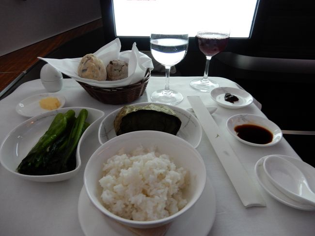 夕食のテーブルです。ダックがとても美味しかったです。