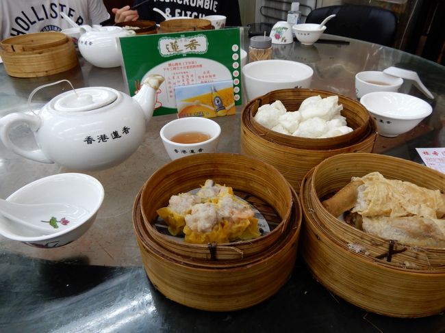 飲茶専門店の蓮香楼で食べた品々です。入店したらまづ、お茶を注文します。飲茶はワゴンで回ってきたものからチョイスして自分でテーブルに持ってきます。