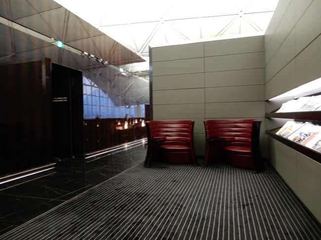 これもキャセイパシフィックのファーストクラスラウンジのシャワーブース前の待機スペースです。