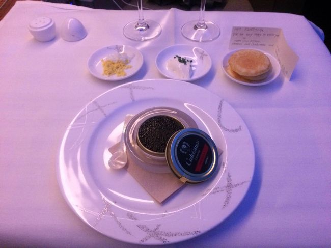 キャセイパシフィックの香港ーパリ便の機内食で楽しんだキャビアです。