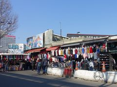 11：30⇒11：50　サクレクール寺院麓の繊維街から路線バス85系統でクリニャンクールの蚤の市に到着　
138 Avenue Michelet, 93400 Saint-Ouen, フランス