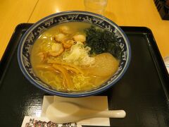 昼食は駅前のお店で「ほたて塩ラーメン」（770円、+100円で麺大盛）を食べました。時間はなかったですが、それなりに味わって食べることができました。