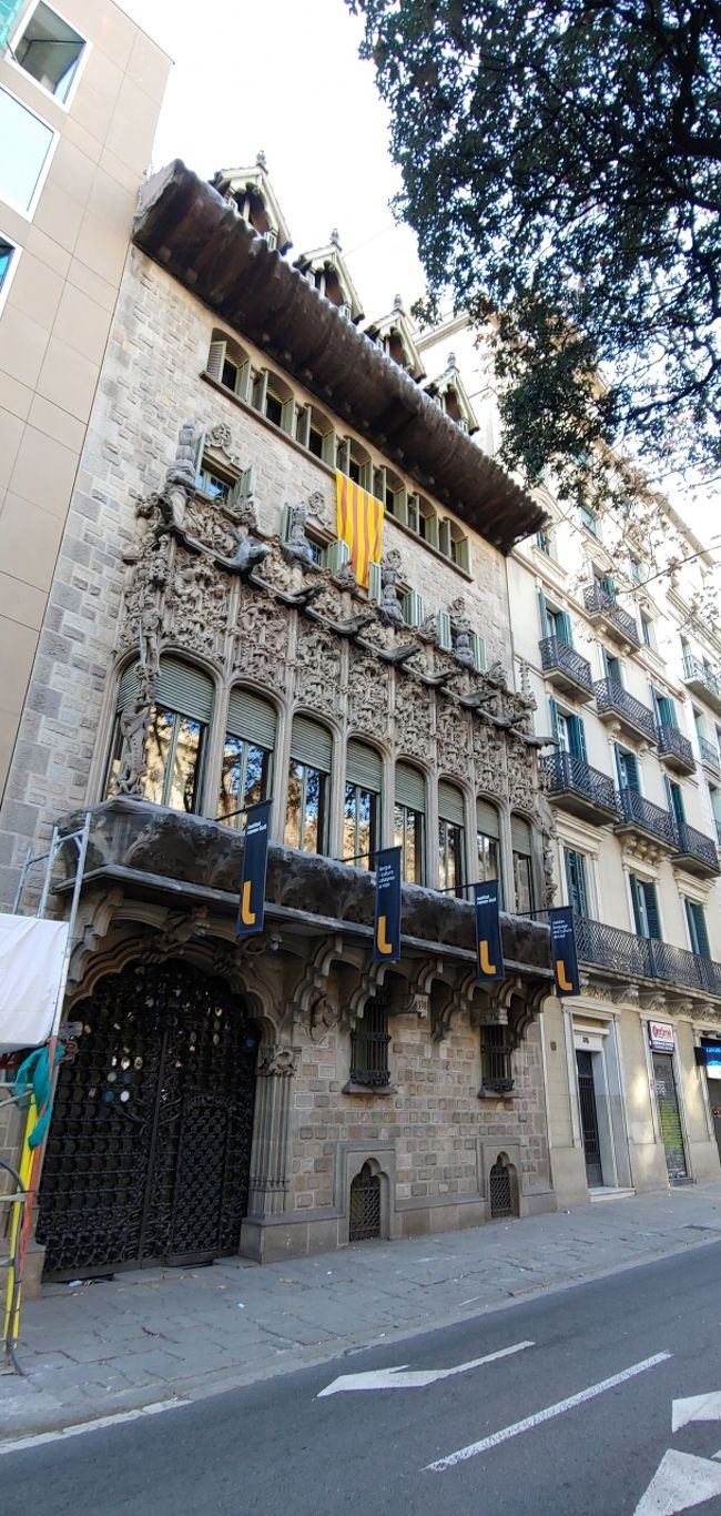 今日は、カサ・ミラ、そしてカサ・バトリョに行きます。<br /><br />まずはディアゴナル駅へ。<br /><br />そして、まずは近くのモデルニスモ建築?が目に入りました。<br /><br />思わず足を止め、写真を撮ります。<br /><br />後から調べましたが、Palau del Baro de Quadrasという名で、<br /><br />カダファルクさんの作品のようです。<br /><br />内部が非常にキレイ。次回是非入りたい！！