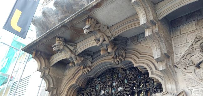 鳥さんがキモ可愛い。<br /><br />これ以外にも彫刻が沢山されていたようです。<br /><br />ガウディしか頭になく、素通りしちゃいました～