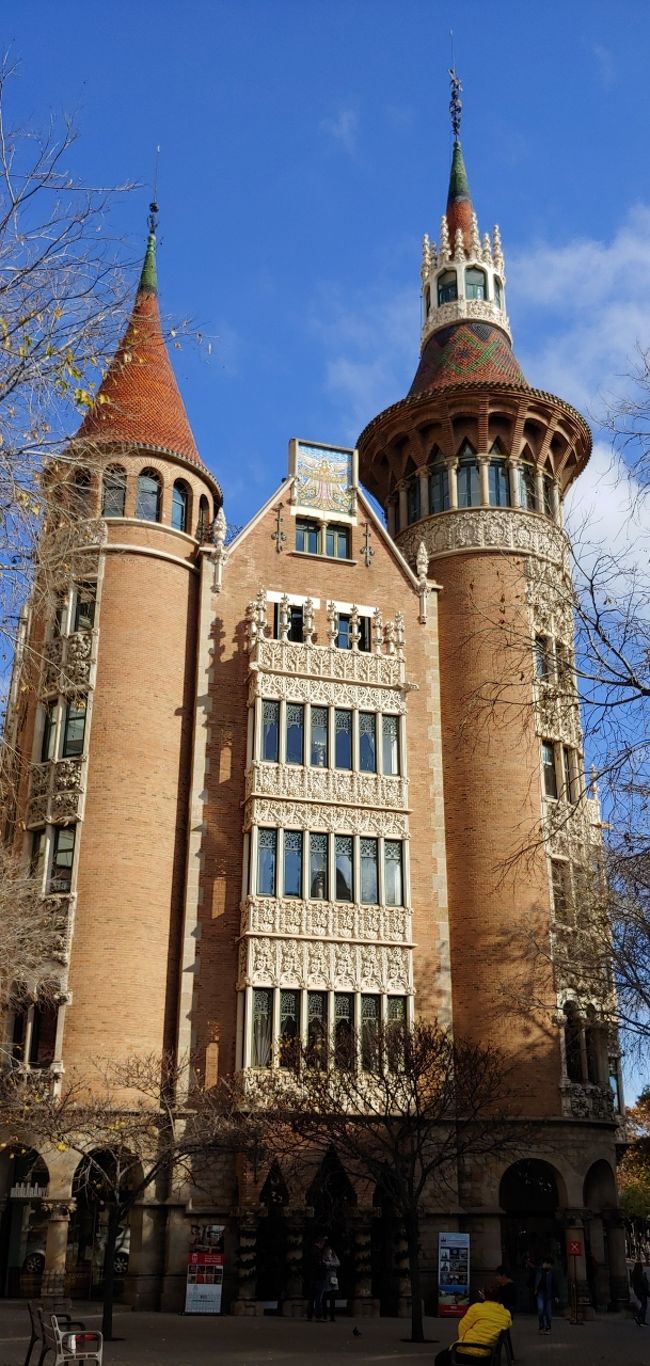 近くのラスプンシャス集合住宅を外から見学。<br /><br />中にも入れるみたいだったけど、今回はパス。<br /><br />天を貫くように聳え立っています。<br /><br />冬なのに空は真っ青、すごく映えます。