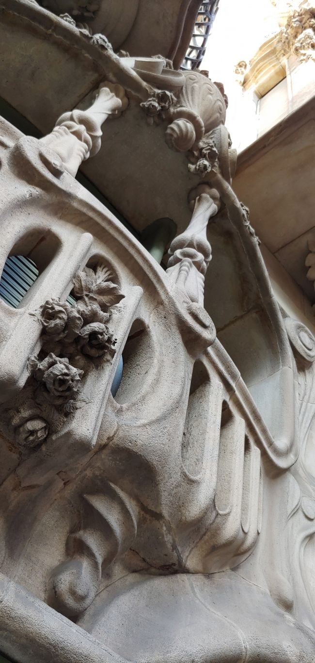 カサ・ミラ方面に歩いていると、独創的なベランダが出現<br /><br />これもガウディ？って思ったほど独創的な建物でした。<br /><br />建物名：La Casa Comalat