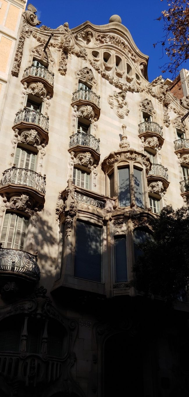 その全景がこちら<br /><br />サルバドール・バレッリというモデルニスモ建築家の作品だそうです。<br /><br />いろんな建築家がいて、どれもすばらしい～～。