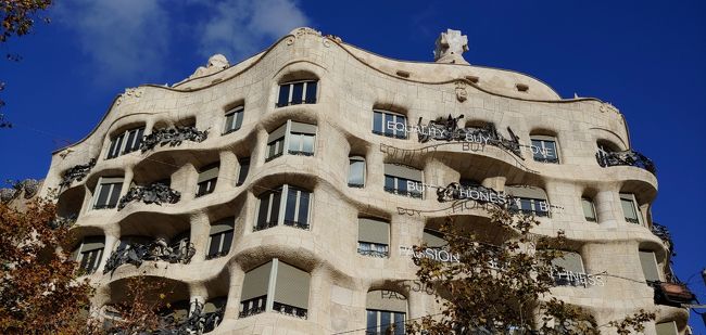 そして、カサ・ミラに到着。<br /><br />ここに来るまでに見た、３建造物のインパクトが大きく、<br /><br />正直、これですか？？ってのが初めの感想でした。<br /><br />勉強してから来ないと、ここの良さはわかりません。<br /><br />また訪れたい場所です。