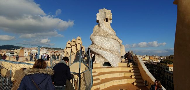 こちらも煙突です。<br /><br />いろんな形があって面白いです。<br /><br />常人には真似出来ない発想力です。