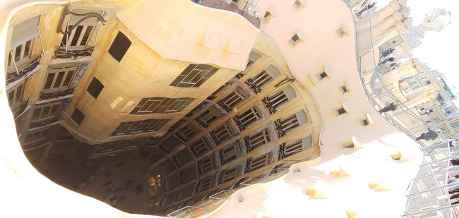 内側を覗いてみました。<br /><br />上から見ると下は暗く感じますが、下にいると、光が感じられて明るいです。<br /><br />ちょっと小さいけど、共同中庭のイメージ？<br /><br /><br />住人同士の交流も盛んになりそうだけど、日本だとプライバシー云々言いそう～