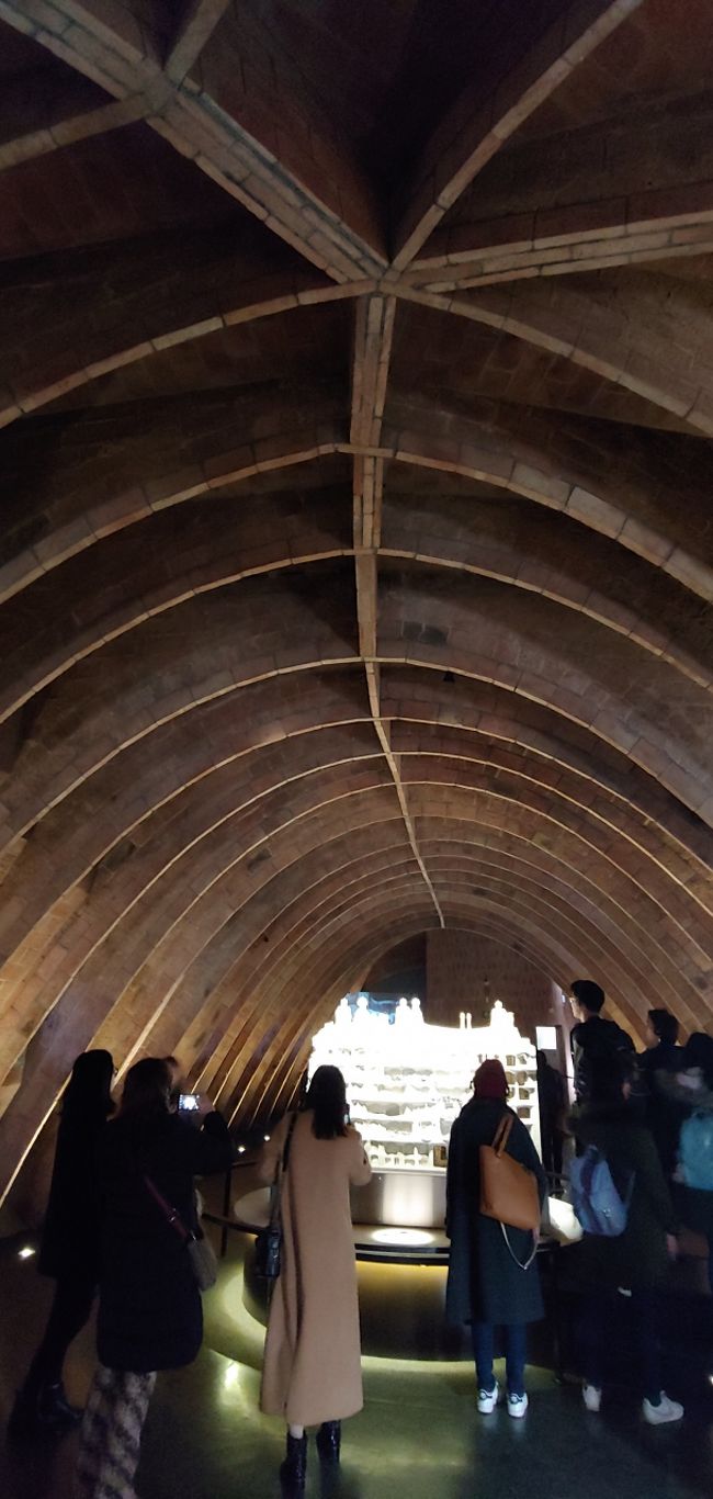 カサ・ミラ内部の天井付近。上には煙突があります。<br /><br />独特なアーチ状の梁構造をしています。<br /><br />そしてその先には、カサ・ミラの全体模型が展示してあります。<br /><br />なぜこんな形なのか判明しますよ。