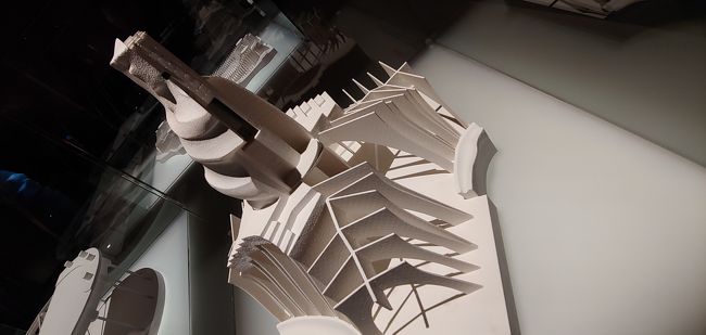 いま居る空間の模型です。<br /><br />鯨や百足などの骨格構造を参考にして、建造物に適用しているようです。<br /><br />生物模倣してるなんてすげー！