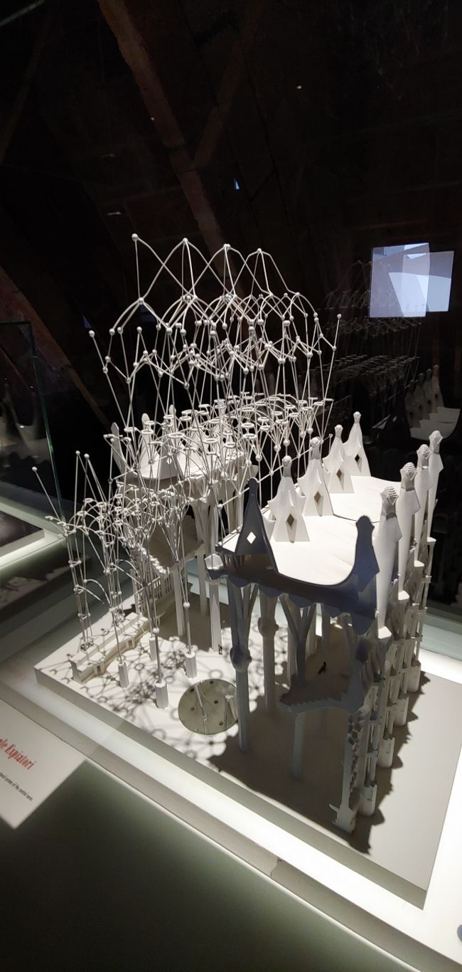 そしてこちらが、サグラダ・ファミリアの骨格です。<br /><br />目に見えないところ、細部まで計算され尽くされ非常に美しい。<br /><br />まさに、神は細部に宿る！