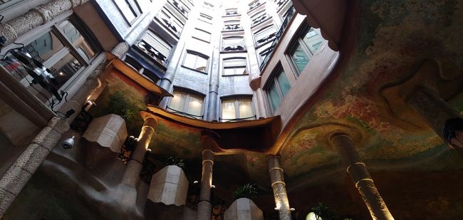 下りてきて、空を見上げます。<br /><br />結構明るく、階段天井部は色彩豊かです。<br /><br />きれいに保存継承してほしいです。