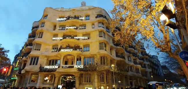 夕方、ちょっとライトアップされ雰囲気がグッと出てます。<br /><br />常に多くの観光客がいるので、住んでる方は大変だな～と思いながら、<br /><br />後にします。