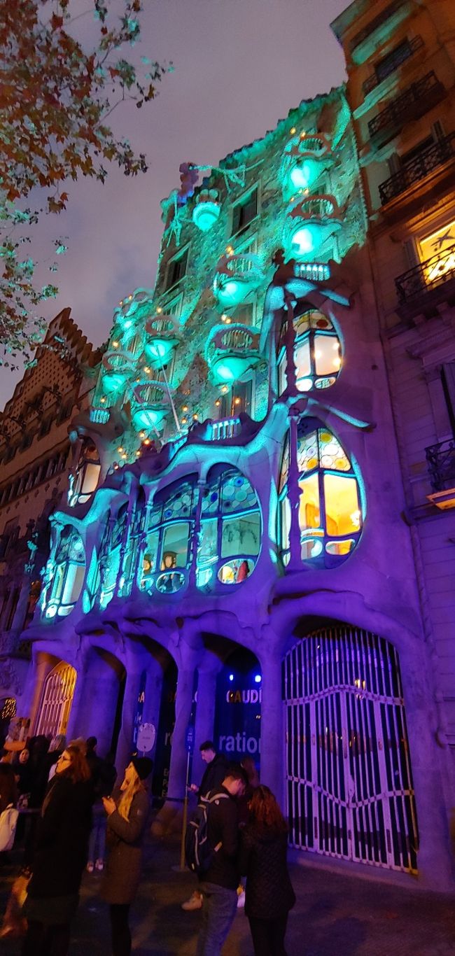 時間が遅くなりましたが、カサ・バトリョ到着<br /><br />カサ・ミラで買った当日チケットには、小さな写真集が付いていました。<br /><br />２名ともそのチケットだったけど、１冊しかもらってなかったので、<br /><br />一旦引き返して無事Get！！<br /><br /><br />ゆるいな～スペインは。<br /><br />でもそれも悪くないね<br /><br />