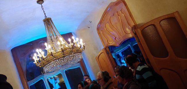 部屋の大きさに比べ、豪華なシャンデリア<br /><br />装飾も凝ってます～