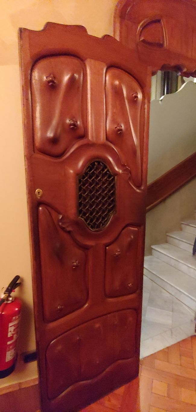 このドア、もう何が何だか分かりません。<br /><br />芸術は爆発だー！<br /><br /><br />消火器がミスマッチすぎる。。