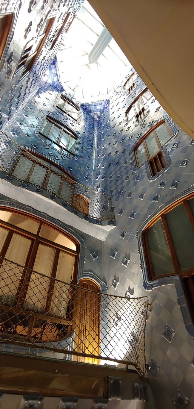 カサ・バトリョ内側の吹き抜け<br /><br />下から上までズドーン！と抜けています。<br /><br />カサ・ミラと同じく採光のため。