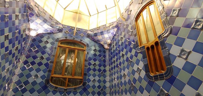 窓とその下の小窓が特徴的<br /><br />小窓にはめ込まれた板はブラインドのように回転するんです。<br /><br />素晴らしい！