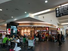 ペナン国際空港
多少お腹もすいたのでKFCで休憩です。

