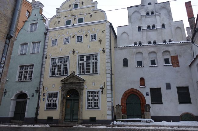 有名な三兄弟。<br />窓税があったころの右の建物は他の２軒とは雰囲気が違う