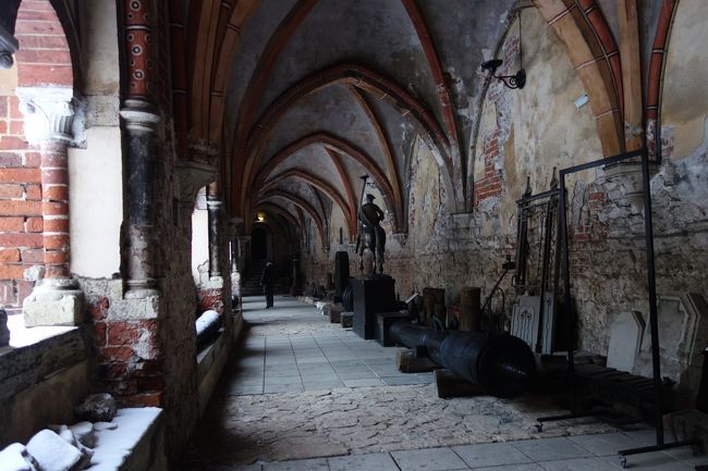 回廊には雑然と品々が