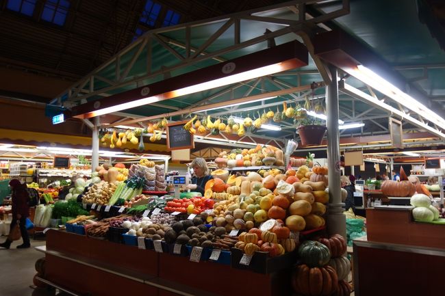 お店の写真は撮り忘れてしまったけど、パルミジャーノチーズと菩提樹のはちみつを購入。