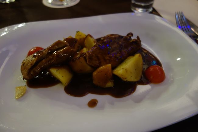 サラダのメインのポークもニンニク風味