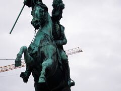 こちらはナポレオンとの戦争などで活躍しハプスブルク帝国の皇族にして軍人であったカール大公の騎馬像です。アントン・ドミニク・フォン・フェルンコルンという彫刻家の作品で、世界でただ1人騎馬像彫刻を馬の後足のみで支えて立たせることに成功した人物とされています。先ほどのオイゲン公の騎馬像も彼の作品ですが、2本脚で立たせる事が出来ずに発狂したと言われます