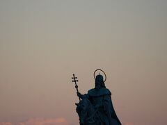 「漁夫の砦」の上は美しい夕焼けに染まった雲と「聖イシュトヴァーン騎馬像」が重なって見えました。