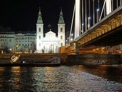 エリジュベート橋のたもとに建つ聖母マリア教会も真っ白にライトアップされています。