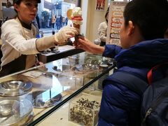 デザートは、レストランの近くで、大人気だった、アイスとチョコのお店。
Cioccolatitaliani。
美味しかったし、見た目が派手！ こりゃ人気になる訳ですな。