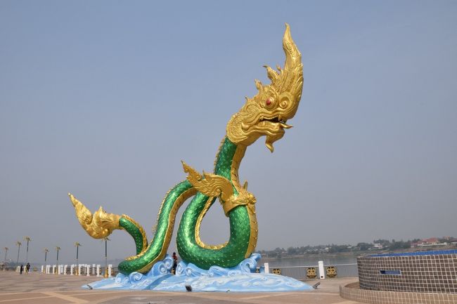メコン川に面した長さ1kmくらいが広場になっていて、キング・ギドラ似の竜ができていました。川の向こうは、ラオスです。