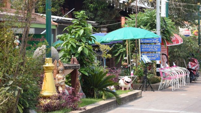 友好橋に向かっていくと、何軒かカフェが開いていて、欧米の客でしょうか、2人で朝食をとっていまた。本当は、ここで一泊して夜のラオス側を眺めたかったのですが、時間も無くて退散です。