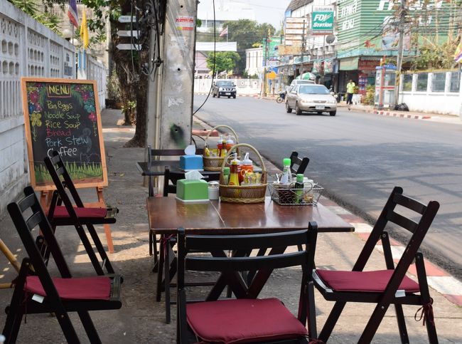 街中をぶらぶらと歩き回っている間に、母子でやっている喫茶店に入りました。小腹が空いたので、ホット・ドッグと珈琲を頼んでボーット道を眺めていると、外国であることを忘れてしまうほど、くつろいだ気分になれました。