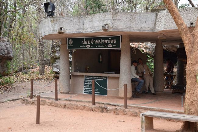 翌朝8時には迎えが来て、田舎道を猛烈な速度で1時間半ほど走ると、プープラバート歴史公園に着きました。客がいないチケット売り場は閑散としていて、売り場の女性以外はダラダラとしゃべって暇をつぶしていました。
