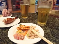 夕方、ホテルに戻りラウンジにて
ビールと簡単なおつまみを食べました。

このラウンジは、係りの人が居て
ビールは注文しないともらえません。