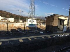 吾妻線の2つ目の駅金島駅。
渋川ー金島駅ー祖母島ー小野上ー小野上温泉駅ー市城ー中之条駅
天気が良ければこの先の日本一短い樽沢トンネルを見る。
もう廃線になっていて見えないそうですが。
川原湯温泉駅行き、不動の大橋からの絶景を見る予定だったが
雪が降ったとのことでやめました。