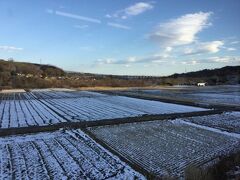 祖母島駅近辺の車窓はうっすら雪化粧です。