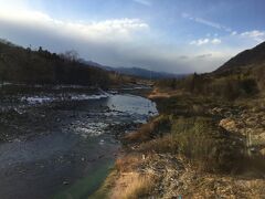 新巻遊歩道 (吾妻川自然遊歩道)
は市城駅と小野上温泉駅の間の吾妻川沿いの遊歩道です。
四万温泉を10：10のバスなら吾妻線が11:57と1時間ほど時間があるので
30分ほど歩く予定だったが雪が降っていたので10：55のバスで来て
直ぐに電車で帰りました。