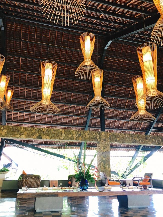 1月1日からの宿泊場所は「The Oasis Lagoon Sanur」。ホテルはハーディーズの隣にあり、カフェやレストランも周りにたくさんあるので、とても便利なところでした。こちらはロビーの写真です。