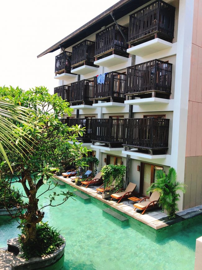 部屋に向かう途中の景色ですが、部屋からもプールが見えます。宿泊中に、全身蕁麻疹が出たり、ハーディーズ近辺で怪しい懸賞に当たったりして不安になったことがあったのですが、ホテルの受付スタッフの方に相談したところ、とても親切に対応してくださり、大変お世話になりました。