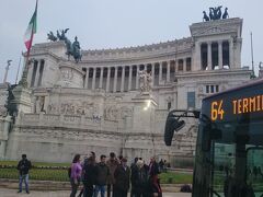 ヴェネツィア広場を通ると車窓からヴィットリオ・エマヌエーレ２世記念堂が見えました。